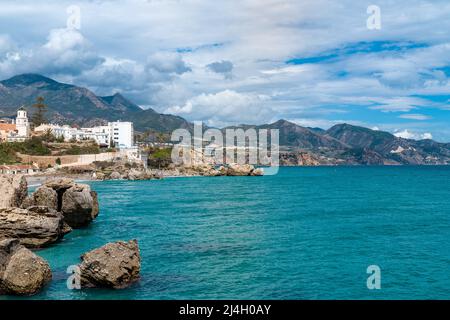 Wunderschönes 'Balcon de Europa' im alten Zentrum von Nerja. Ist ein Balkon über dem Mittelmeer, darunter ist ein Restaurant. Stockfoto