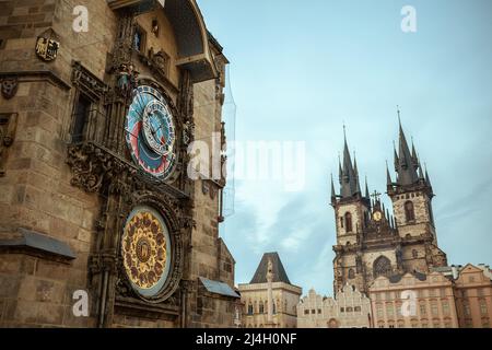 Landschaft mit Altstädter Ring, astronomische Uhr und Kirche unserer Dame vor tyn in Prag, Tschechische Republik am Abend. Stockfoto
