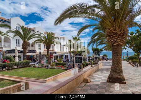 Plaza de los Cangrejos in der Nähe des Strandes von Torrecilla. Es ist ein Platz voller Restaurants und Bars. Menschen genießen einen sonnigen Tag in der Nähe des Strandes. Stockfoto