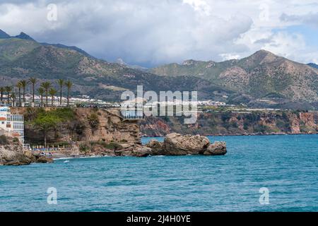 Wunderschönes 'Balcon de Europa' im alten Zentrum von Nerja. Ist ein Balkon über dem Mittelmeer, darunter ist ein Restaurant. Stockfoto