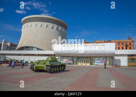 WOLGOGRAD, RUSSLAND - 19. SEPTEMBER 2021: Der Platz vor dem Museum "Schlacht von Stalingrad". Wolgograd Stockfoto