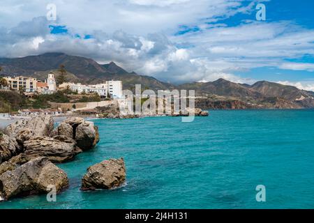 Wunderschönes 'Balcon de Europa' im alten Zentrum von Nerja. Ist ein Balkon über dem Mittelmeer, darunter ist ein Restaurant. Stockfoto
