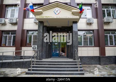 MACHACHKALA, RUSSLAND - 24. SEPTEMBER 2021: Eingang zum Gebäude des Gesundheitsministeriums. Machachkala, Republik Dagestan Stockfoto