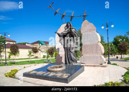 DERBENT, RUSSLAND - 27. SEPTEMBER 2021: Bronzefigur der 'trauernden Mutter' im Park des militärischen Ruhmes. Derbent. Republik Dagestan Stockfoto