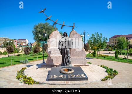 DERBENT, RUSSLAND - 27. SEPTEMBER 2021: Denkmal der "trauernden Mutter" und der ewigen Flamme. Derbent. Dagestan, Russland Stockfoto