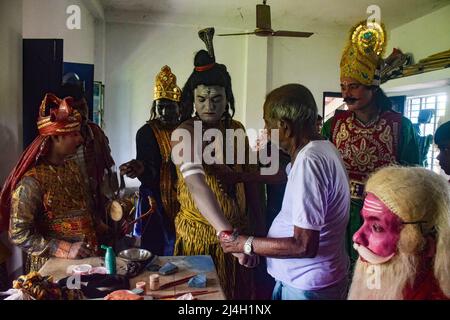 Cosplayer, die für die Aufführung während des Gajan-Festivals in Hooghly vorbereitet werden. Gajan ist ein hinduistisches Fest, das am Ende des Monats ìChaitraî des bengalischen Kalenders, gefolgt von einem anderen Festival namens ìCharakî, hauptsächlich in Westbengalen sowie im südlichen Teil von Bangladesch gefeiert wird. Dieses Fest wird vor allem den Hindu-Lord Shiva und Parvati vor Beginn der Erntezeit verehren. Gajan ist tatsächlich mit den Menschen verbunden, die direkt oder indirekt mit der landwirtschaftlichen Gemeinschaft verwandt sind. Die Menschen feiern mit Ritualen wie Gesichtsbemalung und Cosplaying. Anhänger, dr Stockfoto