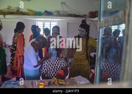 Ein Cosplayer, der für die Aufführung während des Gajan-Festivals in Hooghly vorbereitet wird. Gajan ist ein hinduistisches Fest, das am Ende des Monats ìChaitraî des bengalischen Kalenders, gefolgt von einem anderen Festival namens ìCharakî, hauptsächlich in Westbengalen sowie im südlichen Teil von Bangladesch gefeiert wird. Dieses Fest wird vor allem den Hindu-Lord Shiva und Parvati vor Beginn der Erntezeit verehren. Gajan ist tatsächlich mit den Menschen verbunden, die direkt oder indirekt mit der landwirtschaftlichen Gemeinschaft verwandt sind. Die Menschen feiern mit Ritualen wie Gesichtsbemalung und Cosplaying. Anhänger dr Stockfoto