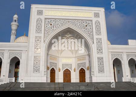 Der zentrale Eingang zur Moschee 'Stolz der Muslime'. Shali, Tschetschenische republik Stockfoto