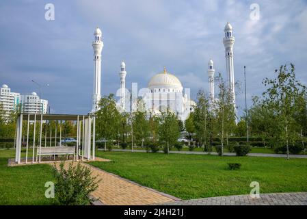 Ein Park mit Pavillon vor einer Moschee in der Stadt Shali. Tschetschenische Republik, Russland Stockfoto
