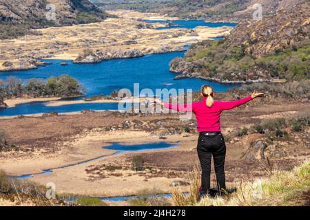 Karfreitag, 15.. April 2022. Killarney, County Kerry. Tanya Plavans, von Wicklow, genießt die Landschaft, das warme Wetter und den strahlenden Sonnenschein im Ladies View im Killarney National Park, County Kerry, Irland. Bild: Stephen Power / Alamy Live News. Stockfoto