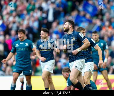 Aviva Stadium, Dublin, Irland. 15. April 2022. European Champions Cup Rugby, Leinster gegen Connacht; Robbie Henshaw von Leinster feiert seinen Versuch Credit: Action Plus Sports/Alamy Live News Stockfoto