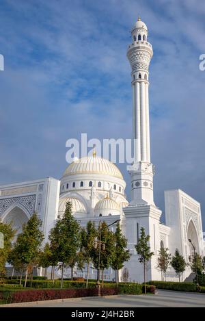 SCHALI, RUSSLAND - 28. SEPTEMBER 2021: Blick auf die muslimische Pride-Moschee an einem sonnigen Septembertag. Shali, Tschetschenische republik Stockfoto