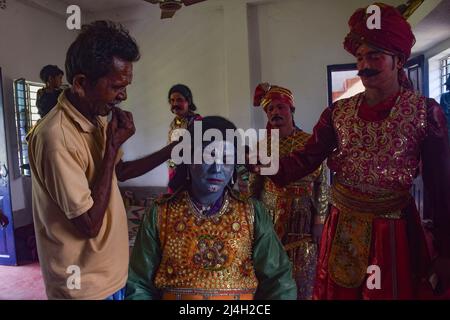 Hoogly, Indien. 12. April 2022. Ein Cosplayer, der für die Aufführung während des Gajan-Festivals in Hooghly vorbereitet wird. Gajan ist ein hinduistisches Fest, das vor allem in Westbengalen und im südlichen Teil von Bangladesch am Ende des Monats Ã¬ChaitraÃ® des bengalischen Kalenders gefeiert wird, gefolgt von einem anderen Festival namens Ã¬CharakÃ®. Dieses Fest wird vor allem den Hindu-Lord Shiva und Parvati vor Beginn der Erntezeit verehren. Gajan ist tatsächlich mit den Menschen verbunden, die direkt oder indirekt mit der landwirtschaftlichen Gemeinschaft verwandt sind. Menschen feiern mit Ritualen wie Gesicht p Stockfoto