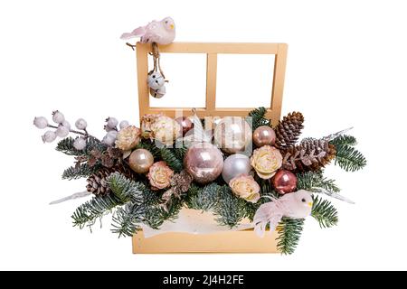 Schöne Winter Weihnachten florale Komposition von frischen Nobilis in Hutbox. Baumwolle, Fichte, funkelnde Ornamente. Urlaubskonzept. Frohes neues Jahr decora Stockfoto