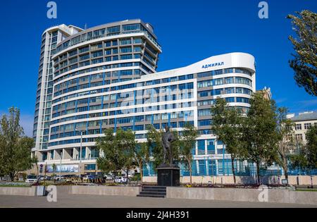 ROSTOW am DON - 03. OKTOBER 2021: Denkmal für Sholokhov vor dem Hintergrund eines modernen Gebäudes. Rostow über Don, Russland Stockfoto