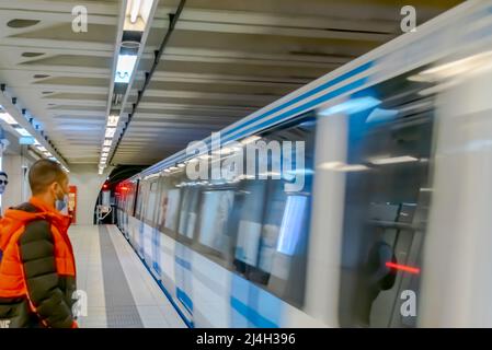 U-Bahn-Station Place des Martyrs oder Bahnhof Sahet El Chouhada. Der Zug kommt mit einem Bewegungsunschärfeeffekt an, nicht erkennbare Personen. Stockfoto