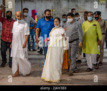 Kalkutta, Indien. 14. April 2022. (4/14/2022) Mamata Banerjee, Chief Ministerin von Westbengalen, besuchte den Kali-Tempel in Kalighat, Kalkata, um ihre Puja am Vorabend des bengalischen Neujahrs anzubieten. Nach 2 Jahren pandemischer Situation aufgrund von Covid und anschließender Sperrung ist die gegenwärtige medizinische Situation ziemlich gut, um das bengalische neue Jahr zu feiern, das mit dem Darbringen an GOTT beginnt. Als Staatsoberhaupt von Westbengalen ZIEHT ES CM Mamata Banerjee immer vor, jedes Festival selbst zu beginnen. (Foto von Amlan Biswas/Pacific Press/Sipa USA) Quelle: SIPA USA/Alamy Live News Stockfoto