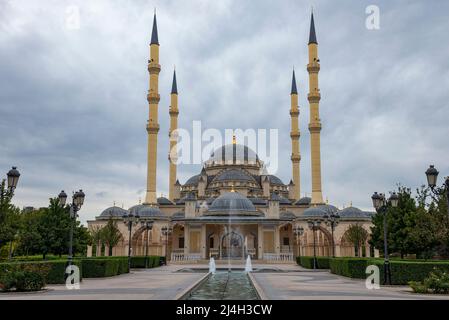 GROZNY, RUSSLAND - 29. SEPTEMBER 2021: Das Herz der Tschetschenien-Moschee unter dem wolkenlosen Abendhimmel. Grosny, Tschetschenische Republik Stockfoto