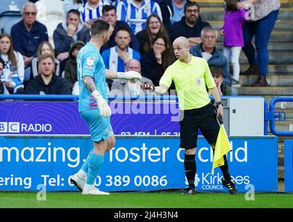 Der Torhüter der Queens Park Rangers Keiren Westwood hält einen Ball, der während des Sky Bet Championship-Spiels im John Smith's Stadium auf das Spielfeld geworfen wurde. Bilddatum: Freitag, 15. April 2022. Stockfoto