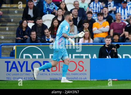 Der Torhüter der Queens Park Rangers Keiren Westwood hält einen Ball, der während des Sky Bet Championship-Spiels im John Smith's Stadium auf das Spielfeld geworfen wurde. Bilddatum: Freitag, 15. April 2022. Stockfoto