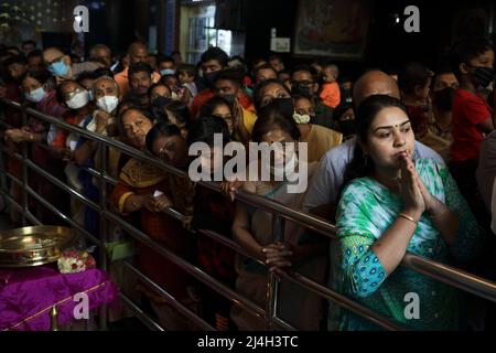 Chennai, Tamil Nadu, Indien. 15. April 2022. Hinduistische Anhänger versammeln sich und bieten Gebete anlässlich von 'Vishu' in einem Tempel in Chennai an. Vishu ist der erste Tag des Malayalam-Kalenders und der Ruf eines neuen Jahres in Kerala und den angrenzenden Gebieten Südindiens. (Bild: © Sri Loganathan/ZUMA Press Wire) Stockfoto