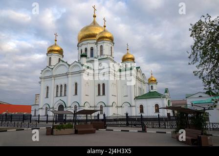 Blick auf die Kathedrale der Geburt der seligen Jungfrau Maria an einem bewölkten Tag. Rostow über Don, Russland Stockfoto