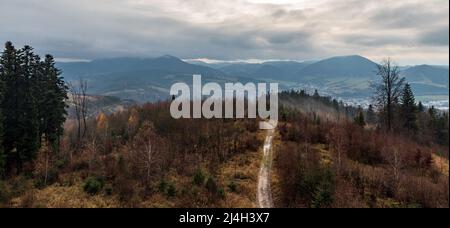 Blick vom Aussichtsturm auf dem Tabor-Hügel in den Javorniky-Bergen oberhalb der Stadt Kysucke Nove Mesto in der Slowakei Stockfoto