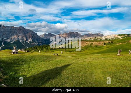 Pralongia Hochplateau mit Gipfeln im Hintergrund in den Dolomiten am schönen Sommerabend Stockfoto