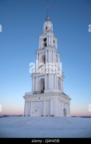 Der überflutete alte Glockenturm der St. Nikolaus-Kathedrale am frühen Januarmorgen. Kalyazin. Region Twer, Russland Stockfoto