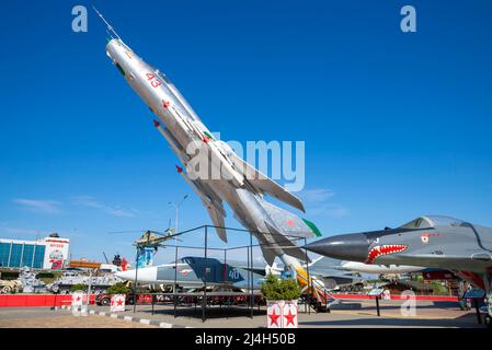 KAMENSK-SCHACHTINSKI, RUSSLAND - 04. OKTOBER 2021: Su-17 - sowjetischer Jagdbomber in der Ausstellung des Patriot-Parks. Kamensk-Schachtinski Stockfoto