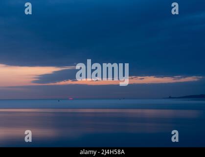 HERNE BAY: Dramatischer Himmel während eines Sonnenaufgangs Stockfoto