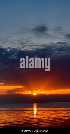 HERNE BAY: Dramatischer Himmel während eines Sonnenaufgangs Stockfoto