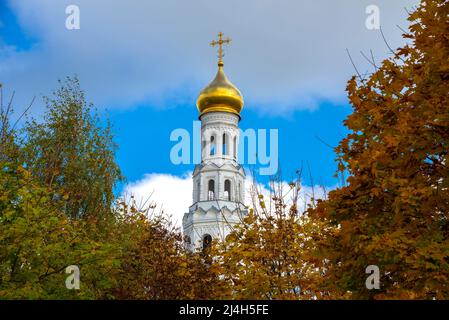 Blick auf den Glockenturm der Dreifaltigkeitskirche im Hintergrund des Herbsthimmels. Der Tempelkomplex in Zavidovo. Region Twer, Russland Stockfoto