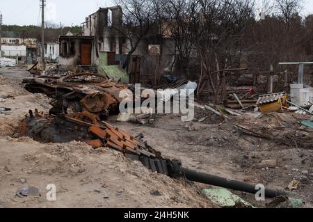 Russischer T-72-Panzer, der von ukrainischen Streitkräften in der Region Kiew in der Ukraine verbrannt wurde. Russische Aggression in der Ukraine. Stockfoto