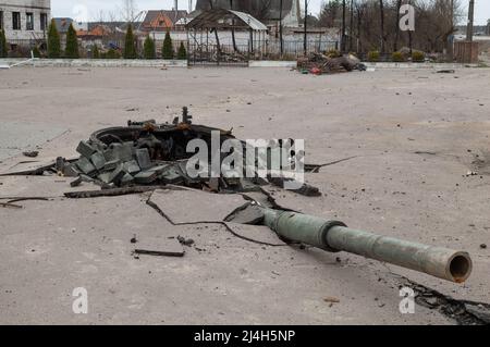 Russischer T-72-Panzer, der von ukrainischen Streitkräften in der Region Kiew in der Ukraine verbrannt wurde. Russische Aggression in der Ukraine. Stockfoto