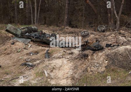 Russischer T-72-Panzer, der von ukrainischen Streitkräften in der Region Kiew in der Ukraine verbrannt wurde. Russische Aggression in der Ukraine. Stockfoto