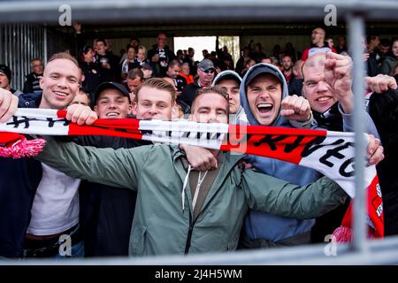 DORDRECHT - Unterstützer des FC Emmen beim Keuken Kampioen Division-Spiel zwischen dem FC Dordrecht und dem FC Emmen am 15. April 2022 im Riwal Hoogwerkers Stadium in Rotterdam, Niederlande. ANP COR LASKER Stockfoto