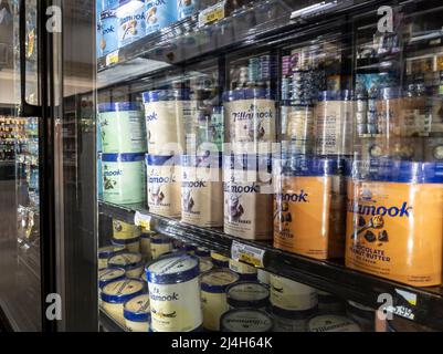 Woodinville, WA USA - ca. April 2022: Schräge Ansicht von Gallonen Tillamook-Eis im Gefrierteil eines Haggen Northwest Fresh-Lebensmittelgeschäftes Stockfoto