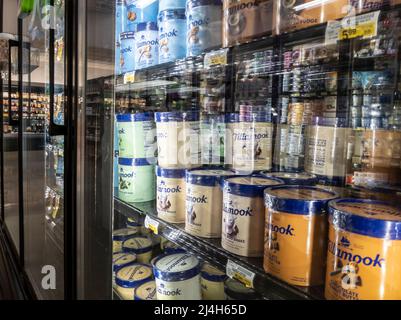 Woodinville, WA USA - ca. April 2022: Schräge Ansicht von Gallonen Tillamook-Eis im Gefrierteil eines Haggen Northwest Fresh-Lebensmittelgeschäftes Stockfoto