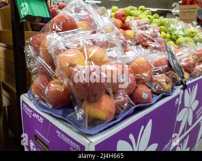 Woodinville, WA USA - ca. April 2022: Schräge Ansicht von roten Äpfeln in Beuteln auf dem Display in einem Haggen Supermarkt. Stockfoto