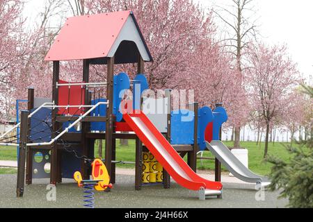 Kinderspielplatz im park Stockfoto
