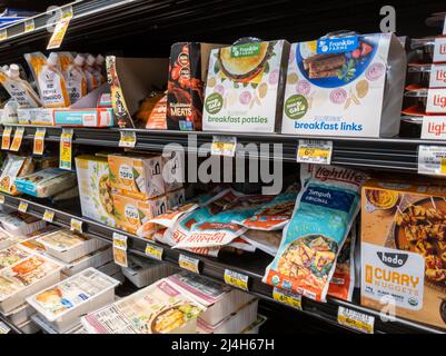 Woodinville, WA USA - ca. April 2022: Abgewinkelte Ansicht fleischloser und fleischloser alternativer Produkte im Kühlteil eines Haggen-Lebensmittelladens Stockfoto