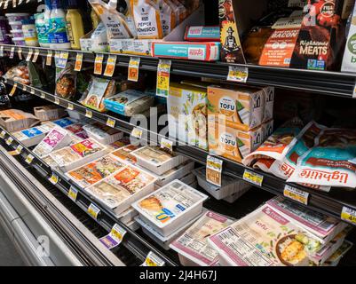 Woodinville, WA USA - ca. April 2022: Abgewinkelte Ansicht fleischloser und fleischloser alternativer Produkte im Kühlteil eines Haggen-Lebensmittelladens Stockfoto