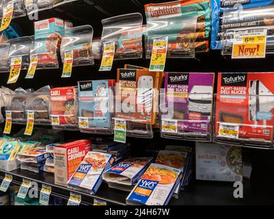 Woodinville, WA USA - ca. April 2022: Abgewinkelte Ansicht fleischloser und fleischloser alternativer Produkte im Kühlteil eines Haggen-Lebensmittelladens Stockfoto