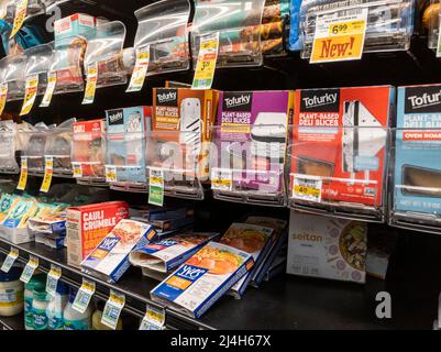 Woodinville, WA USA - ca. April 2022: Abgewinkelte Ansicht fleischloser und fleischloser alternativer Produkte im Kühlteil eines Haggen-Lebensmittelladens. Stockfoto