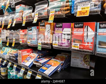 Woodinville, WA USA - ca. April 2022: Abgewinkelte Ansicht fleischloser und fleischloser alternativer Produkte im Kühlteil eines Haggen-Lebensmittelladens Stockfoto