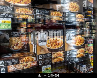 Woodinville, WA USA - ca. April 2022: Abgewinkelte Ansicht von Beechers weltberühmtem Mac und Käse im Gefriergang eines Haggen Northwest Fresh Stockfoto