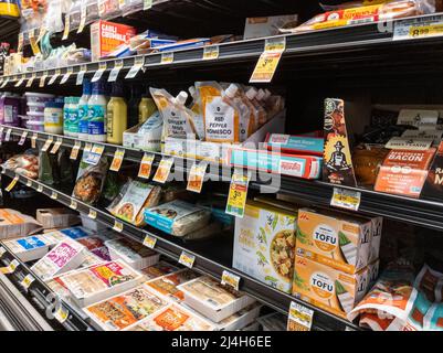Woodinville, WA USA - ca. April 2022: Abgewinkelte Ansicht fleischloser und fleischloser alternativer Produkte im Kühlteil eines Haggen-Lebensmittelladens Stockfoto