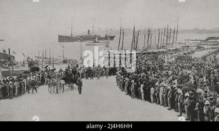 San Juan, Puerto Rico. Ausschiffung des Gouverneurs und Generalkapitäns von Puerto Rico, Andrés González Muñoz (1840-1898), am 11. Januar 1898. Er nahm sein Amt am selben Tag an und starb an einem Herzinfarkt. Er war ein spanisches Militär kubanischer Herkunft, das 1897 zum Generalleutnant befördert wurde. Fotogravur. La Ilustración Española y Americana, 1898. Stockfoto