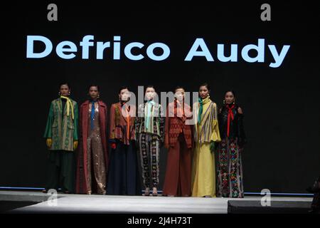 Jakarta, Jakarta, Country. 15. April 2022. Die Indonesia Fashion Week in Jakarta findet vom 13. April 2022 bis zum 17. April 2022 im Jakarta Convention Center statt. Designer Defrico Audy zeigt seine Arbeiten auf einem Laufsteg mit den Nuancen der östlichen Nusa Tenggara-Region. (Bild: © Denny Pohan/ZUMA Press Wire) Stockfoto